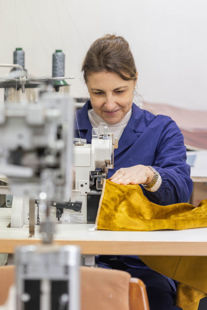 Cucitura artigianale tessuti per divani